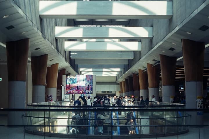 吹き抜けのある建物内