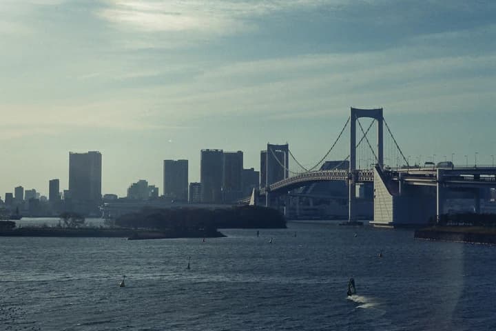 水面の向こうの橋と街