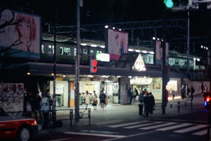 高架の電車と横断歩道