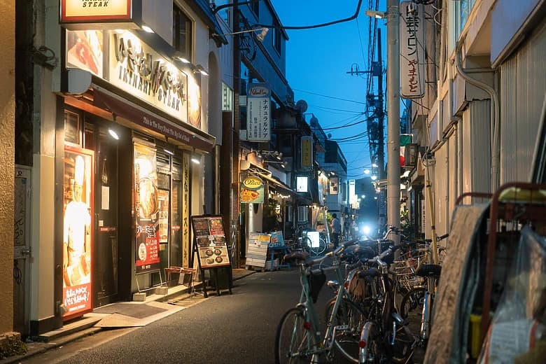 灯りがつく店