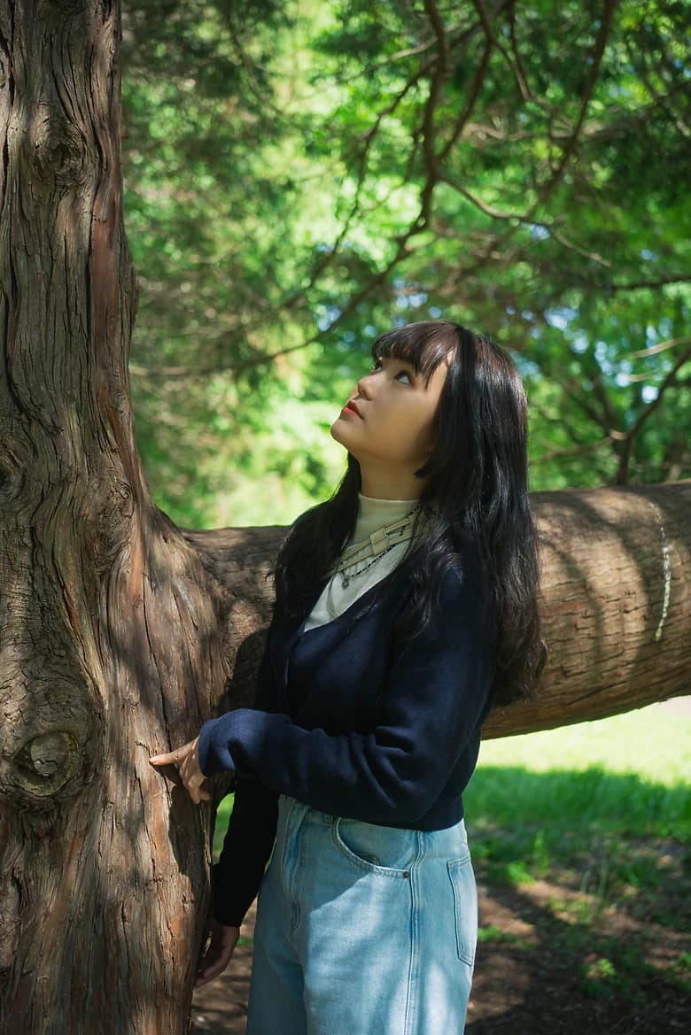木のそばのポートレート