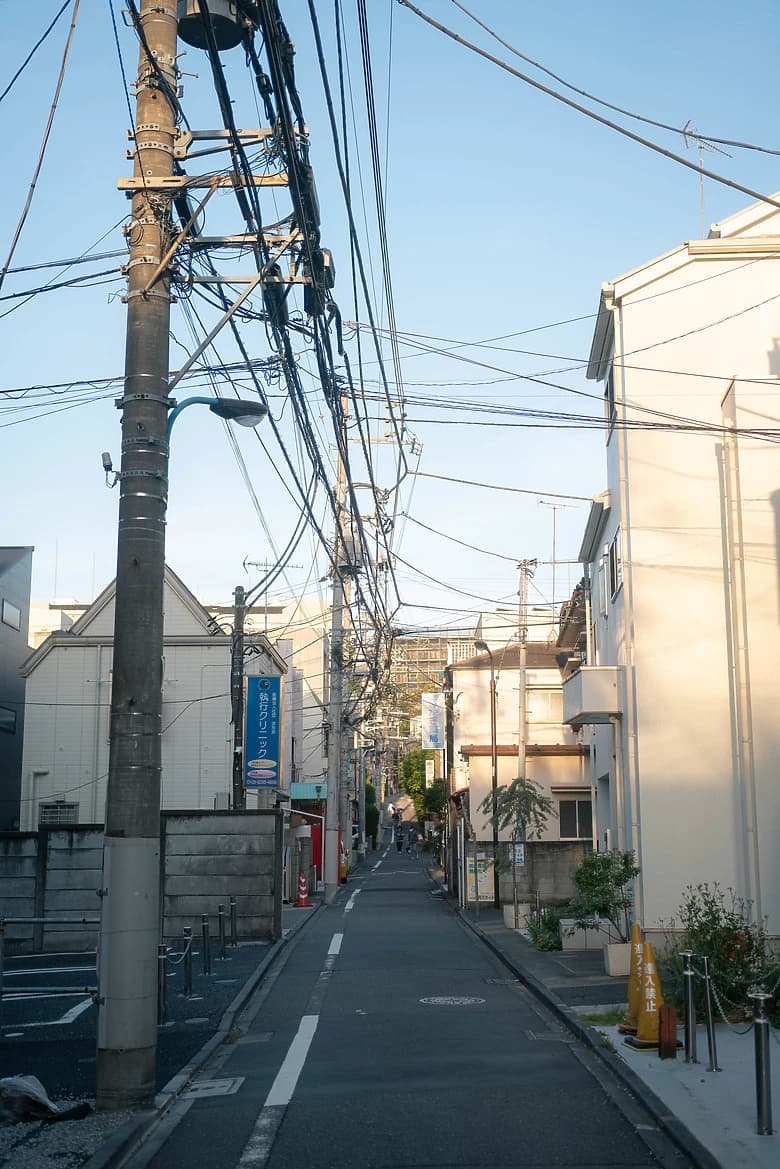 電線のある道