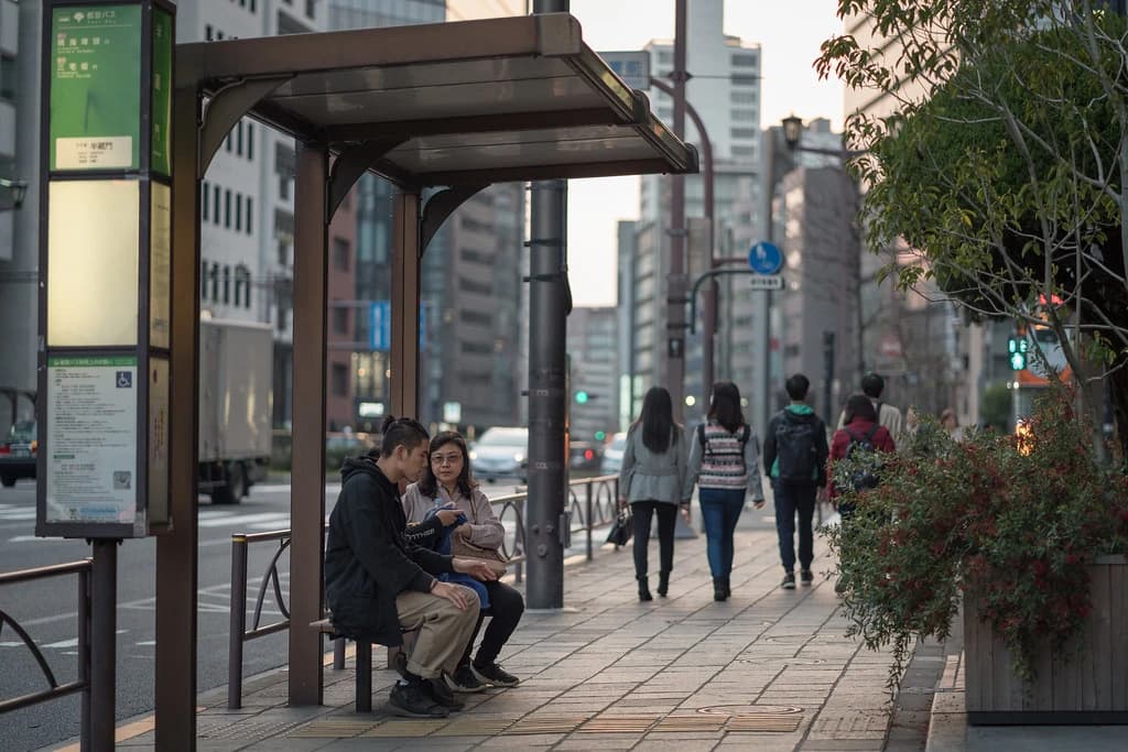 バス停のベンチと待つ人たち