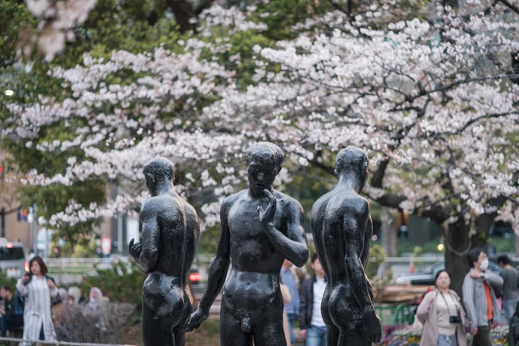 桜の下に並ぶ彫像