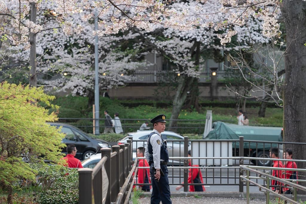 橋のそばに立つ制服姿の人