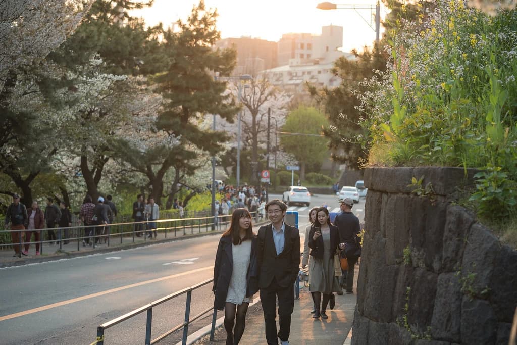 夕方の歩道を歩く人たち